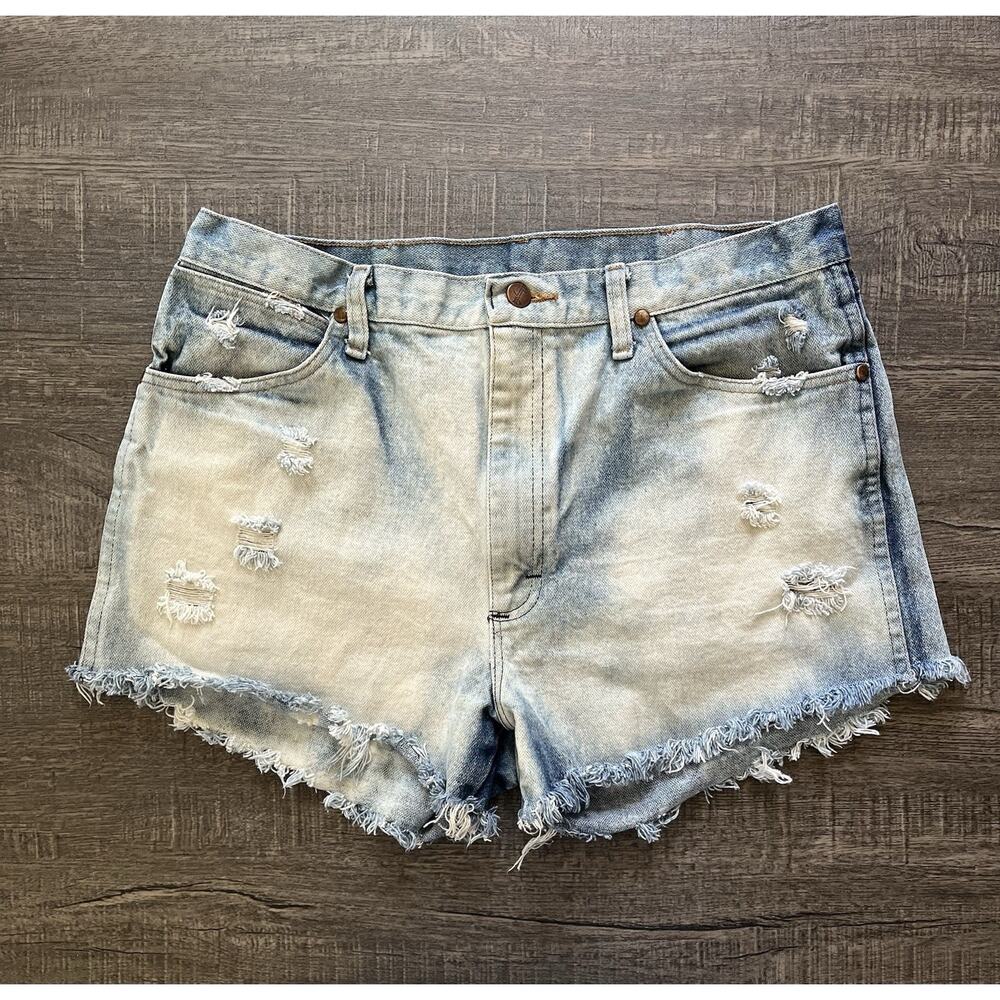 Wrangler Cut Off Jean Shorts Distressed Light Wash Denim Raw Hem Western Sz 35x3